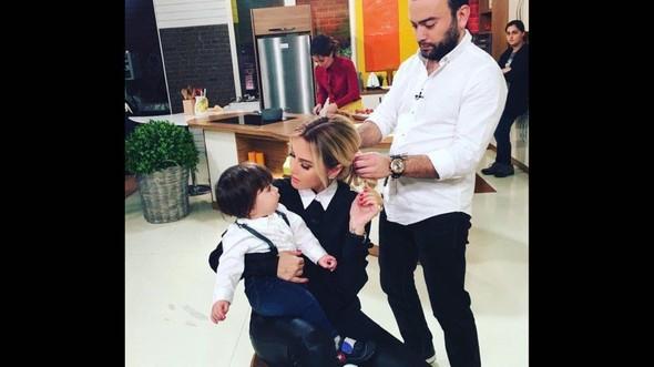 Ece Erken oğlu Eymen'in saçlarını mı boyatıyor? Siz olsanız uyumlu olmanız adına çocuğunuzun saçını boyatır mısınız?