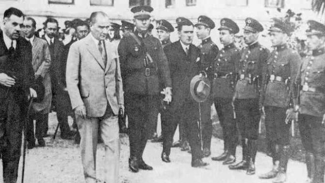 1930'lu yıllarda Atatürk'ün, Türk Silahlı Kuvvetleri'nin üniformalarını Coco Chanel'e tasarlattığını biliyor muydunuz?