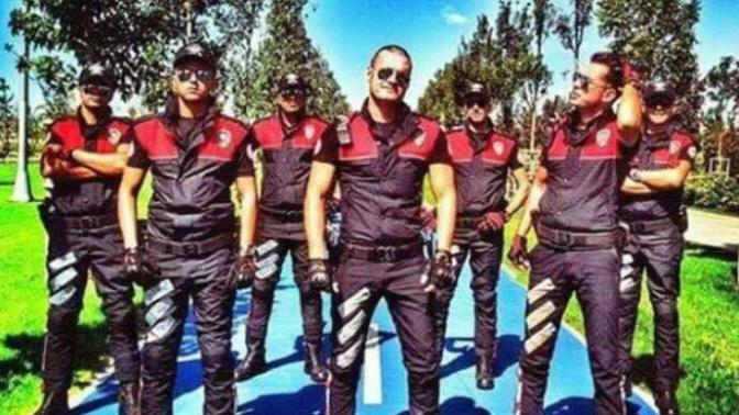Polislerin bukadar yakisikli oldunu bilmiyordum?
