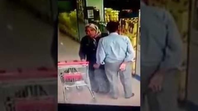 Bim de yaşlı teyzenin eline veren dede hakkında ne düşünüyorsunuz :D :D :D :D?