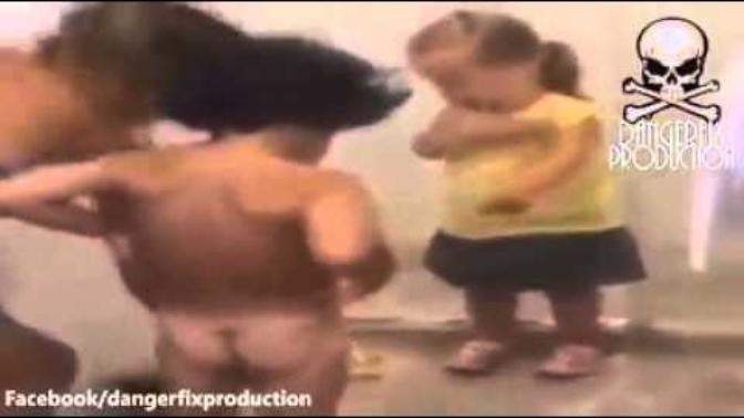 Kızlar, küçükken ilk pipi gördüğünüzde videodaki gibi tepki verdinizmi?