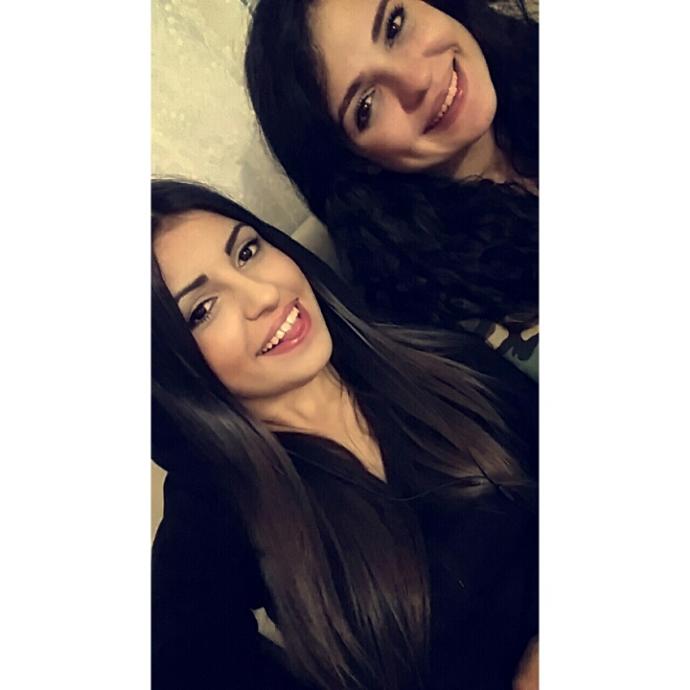 Hangisi guzel ve Hande erçel e benziyor mu dili dışarda olan?