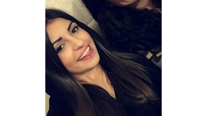 Hangisi guzel ve Hande erçel e benziyor mu dili dışarda olan?