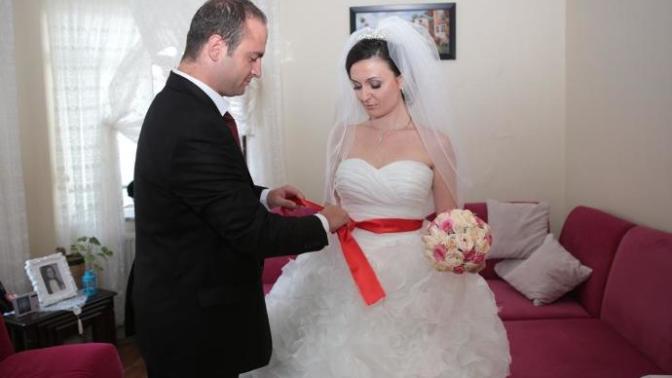 Geline takılan kırmızı kurdele ne anlama gelir ve damata da takılmalı mıdır?