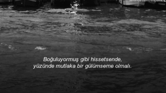 İçin kan ağladığın da yine de gülümsedin mi?
