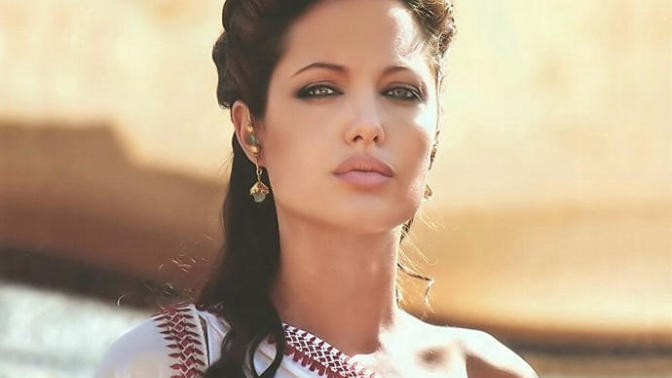 Sizce Angelina Jolie'den Kleopatra olur mu? Sizin favori Kleopatra adayınız kim?