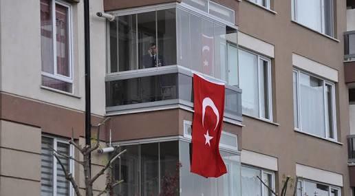 Sizin balkonda Türk bayrağı asılı mı?