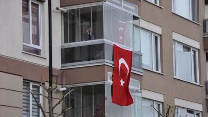 Sizin balkonda Türk bayrağı asılı mı?