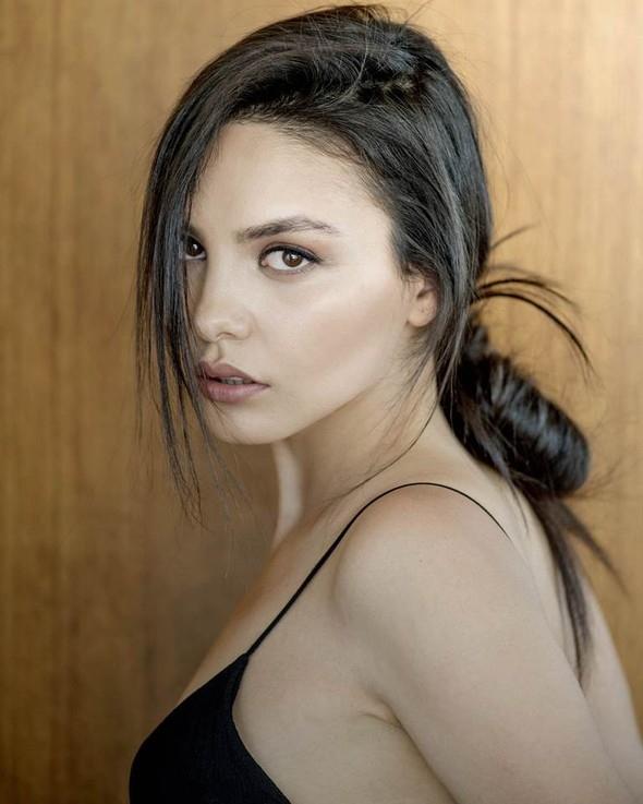 Tuba Büyüküstün mü? Hazal Filiz Küçükköse mi? (dış görünüş olarak)?