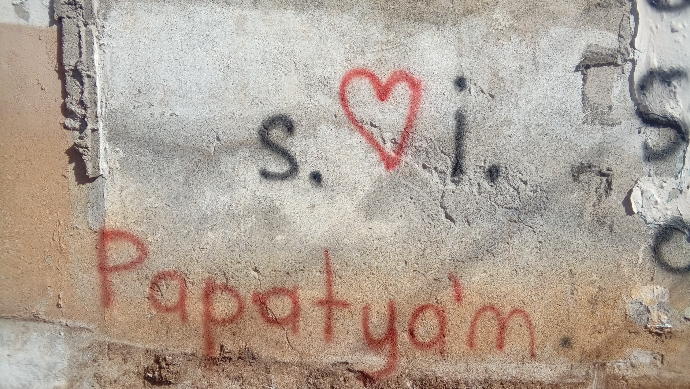 Aşkından duvarlara yazı yazan oldu mu hiç?