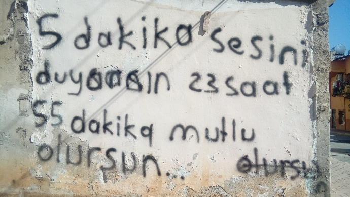 Aşkından duvarlara yazı yazan oldu mu hiç?