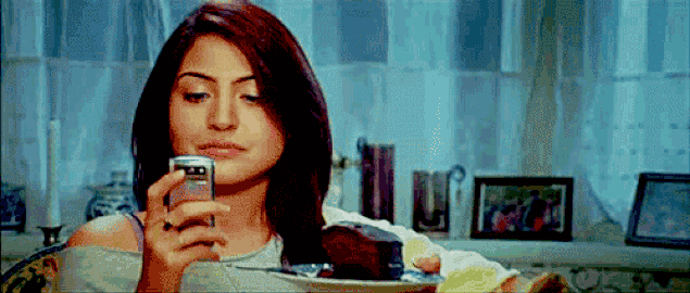 Elinde telefonuyla sürekli oynayan biri, ne yapıyorsa kesin sevgilisi/sevdiği ile konuşuyor  ya da  yazışıyordur?