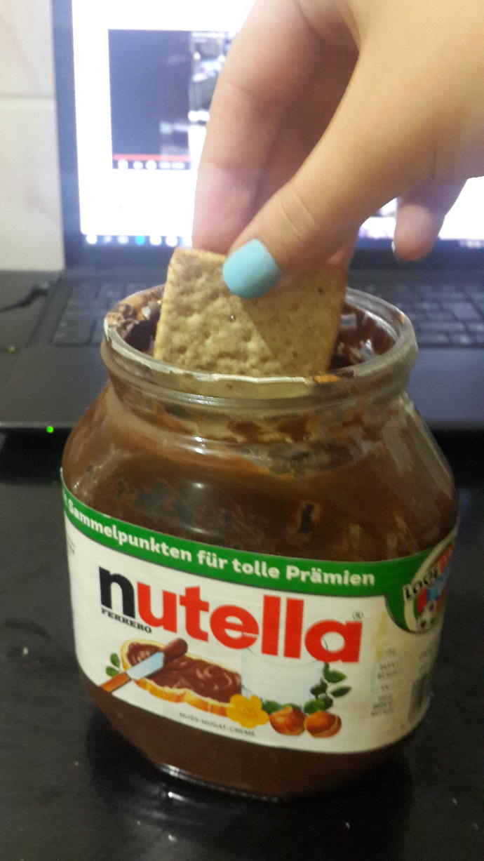 Nutellayı diyet bisküvi ile yemek kilo aldırmaz değil mi?