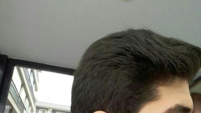 Saçımın önünde gül varmış. Kötü mü duruyor?