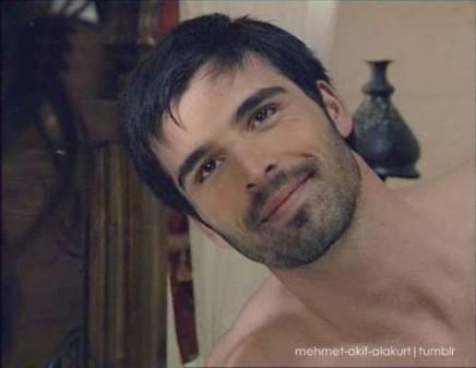 Kızlar, Mehmet Akif Alakurt un bu saç stili nasıl?