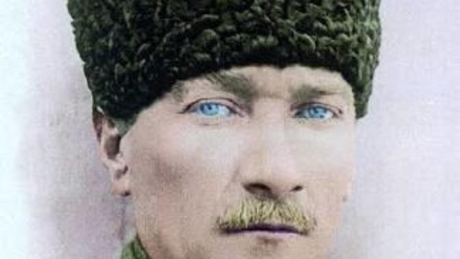 Atatürk sizce de yakışıklı değil mi?