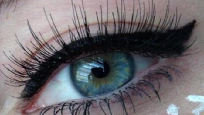 Bana simsiyah ve mat bir eyeliner önerir misiniz?