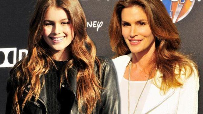 Sıfır beden algısını ağzımıza sokanlara, Model Cindy Crawford savaş açtı. Dal gibi olmak zorunda mıyız?