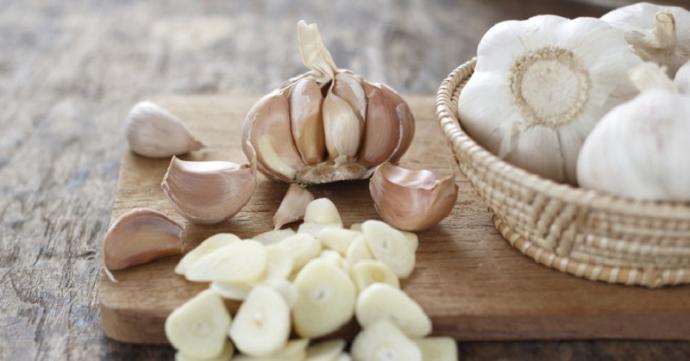 100 gram sarımsakta tam 33 gram karbonhidrat olduğunu biliyor musunuz?