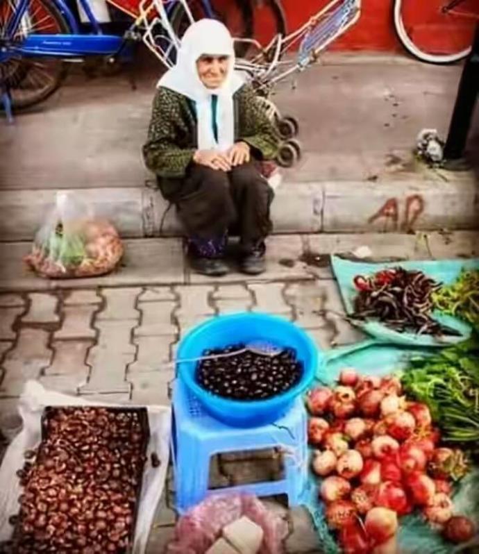 Pazarda Satış yapan yaşlı nineler ve dedeler?