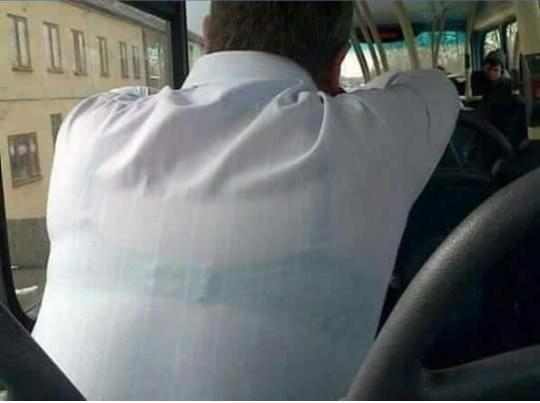 Otobüste önde oturan amcayı bu şekilde görseniz ne hissedersiniz?