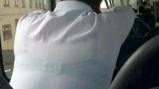 Otobüste önde oturan amcayı bu şekilde görseniz ne hissedersiniz?