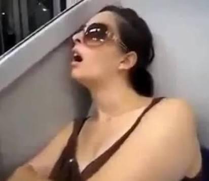 Toplu taşımalarda uyuma numarası yapan var mı?