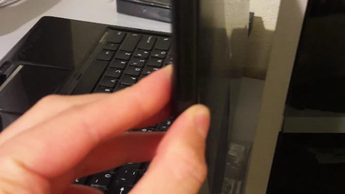 Laptop masadan yere düştü ekranın kenarı çıktı ama bastırınca takılıyor ama yine de çıkıyor düzeltilemez mi?