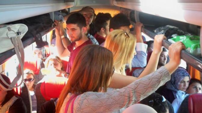 Erkekler neden otobüste kadın yanına oturmaktansa ayakta kalmayı tercih ederler?