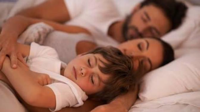 Eşiniz sürekli uyumadan once ortanıza bebeğinizi alıyor tepkiniz ne olur?