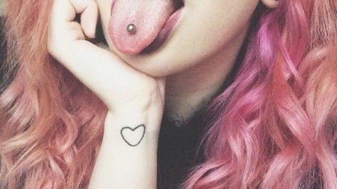 Dil piercingi sizce dilin orta kısmında mı daha güzel yoksa uç kısmında mı?