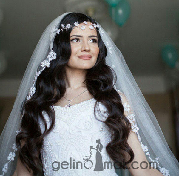 Sizce gelinlikte hangi saç renginin beyaz tenle birleşmesi daha güzel duruyor?