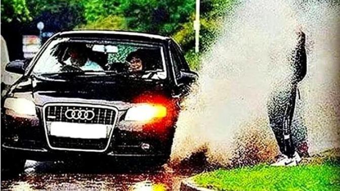 Yoldan geçen araba üzerinize su sıçrattı mı?