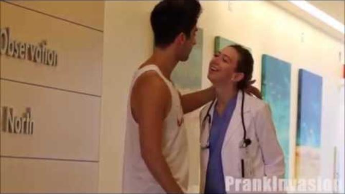 Hastanede doktorlarla öpüşme cezalı oyun?