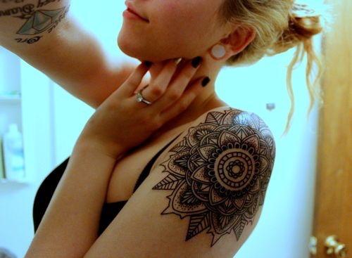 Piercing mi yoksa omuza mandala dövme mi?