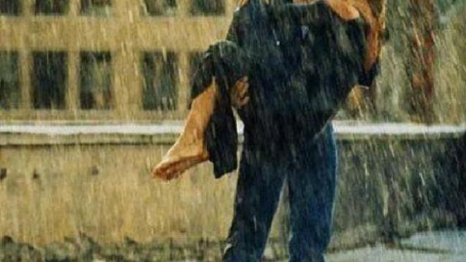 Yağmurda sevdiğinizle boyle👇 çılgınlar gibi ıslanmak istermiydiniz🌦☔⛈☀😀🙈?