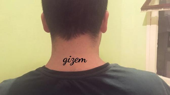 Sevgilim ensesine ismimi dövme yaptırmıyor?