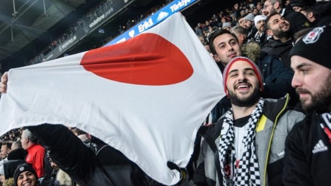 Beşiktaş neden Fenerbahçe maçlarında Japon bayrağı açıyor?
