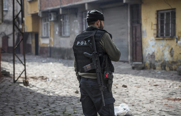 Arkadaşlar Askermi Polismi?