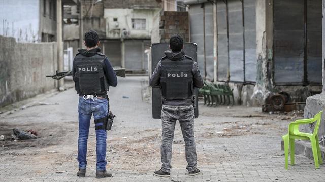 Arkadaşlar Askermi Polismi?