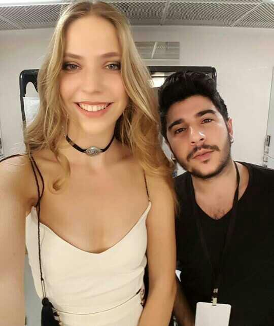 Göğüslerim bu kızınki gibi küçük, yüzüm de güzel ama itici mi yine de ??