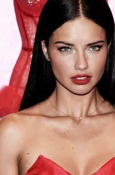 Angelina jolie mi Adriana lima mı?