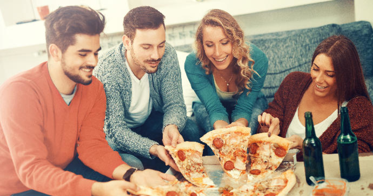 Ржачные пиццы. Праздник в пиццерии. Трапеза пицца. Пицца вкусная спасибо. Пицца в компании друзей.