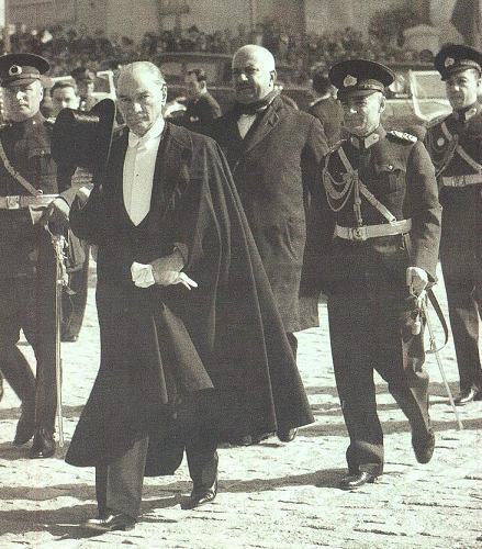Atatürk Trablusgarp savaşı öncesi ve sonrası niye benzemiyor?