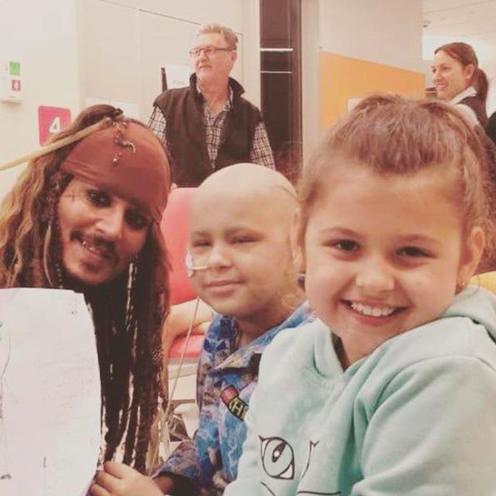 Johnny Depp çocuk hastanesinde, kanser hastası minikleri ziyaret etti. Siz ne düşünüyorsunuz?