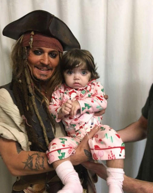 Johnny Depp çocuk hastanesinde, kanser hastası minikleri ziyaret etti. Siz ne düşünüyorsunuz?
