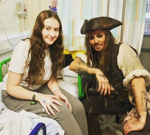 Johnny Depp çocuk hastanesinde, kanser hastası minikleri ziyaret etti. Siz ne düşünüyorsunuz?