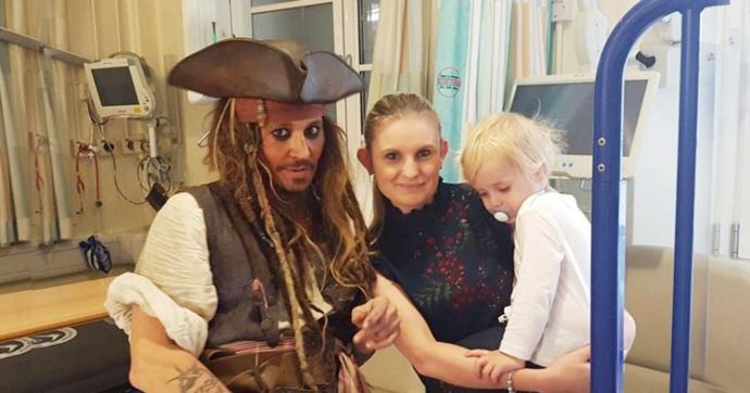 Johnny Depp çocuk hastanesinde, kanser hastası minikleri ziyaret etti. Siz ne düşünüyorsunuz?
