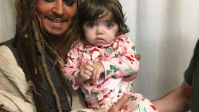 Johnny Depp çocuk hastanesinde, kanser hastası minikleri ziyaret etti. Siz ne düşünüyorsunuz?