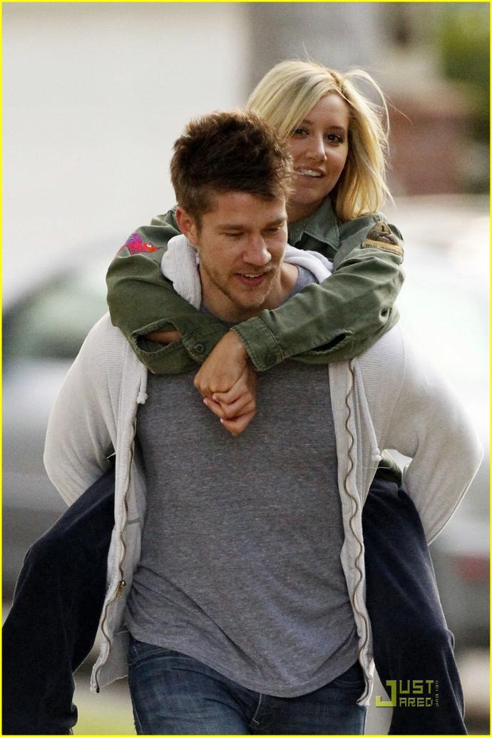 Ashley tisdale güzel ve seksi mi sizce?